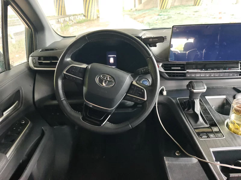 Toyota Sienna 2023 image de voiture #15