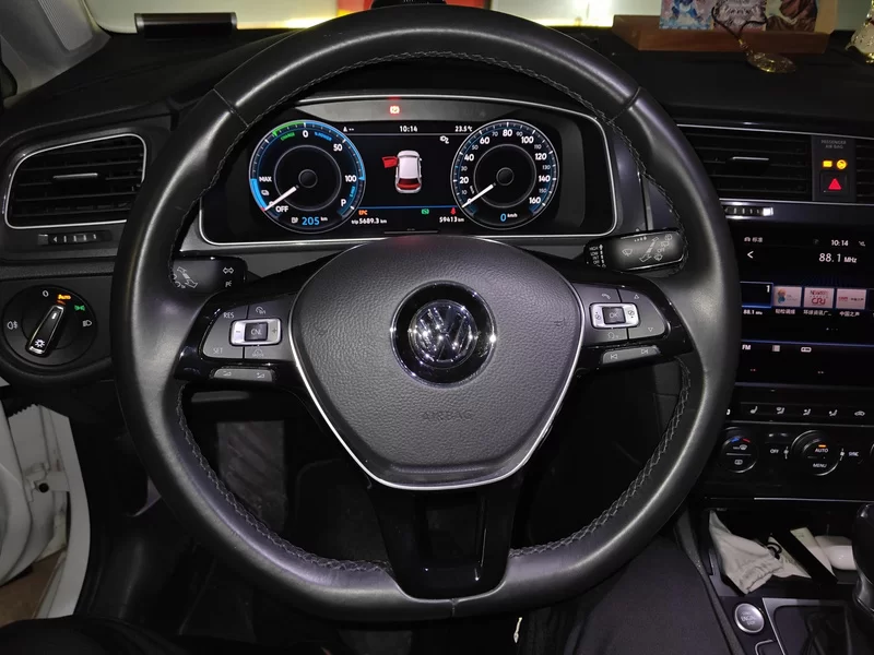 Volkswagen Golf Pure Electric 2018 car image #15