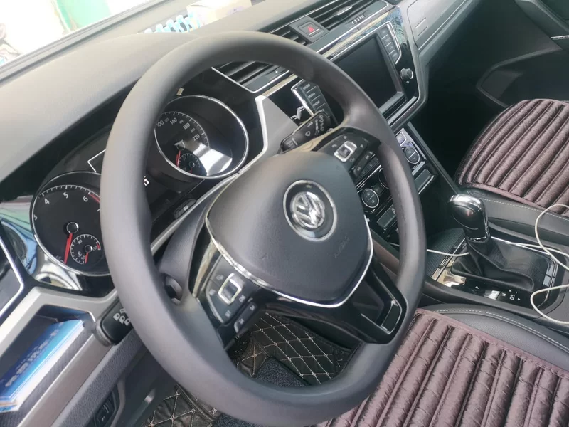 Volkswagen Touran 2018 car image #15