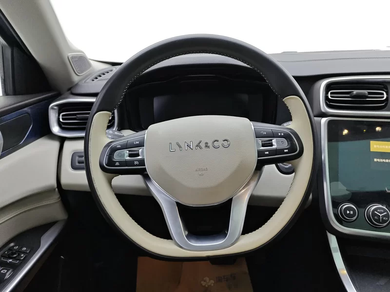 Lynk & Co 01 2018 #15 Lynk & Co 01 2018 car image #15
