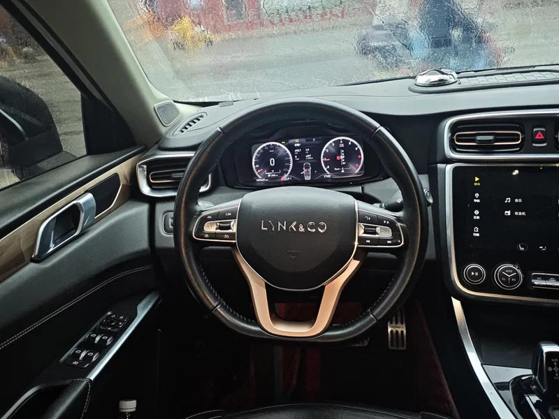 Lynk & Co 01 2018 #15 Lynk & Co 01 2018 car image #15