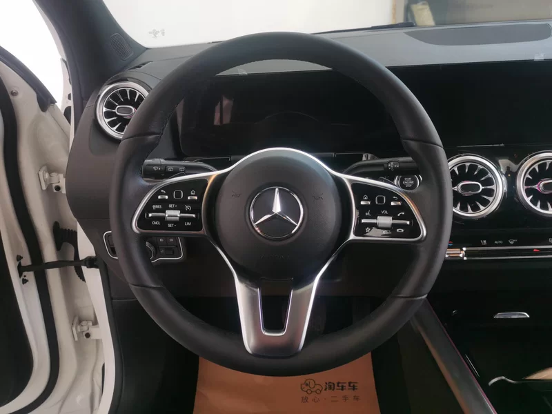 Mercedes-Benz GLA Class 2023 imagen de coche #15