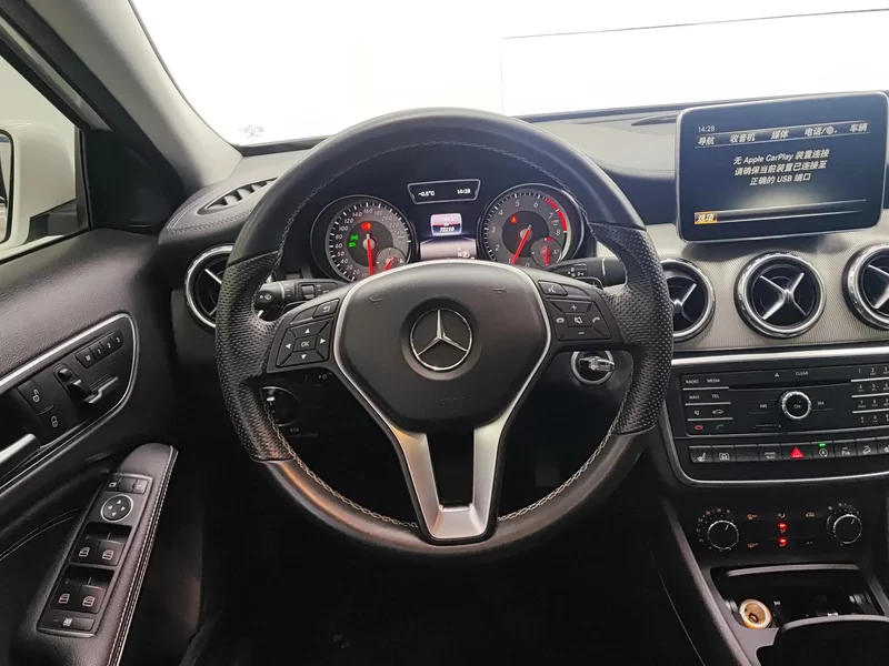 Mercedes-Benz GLA Class 2016 immagine di auto #15