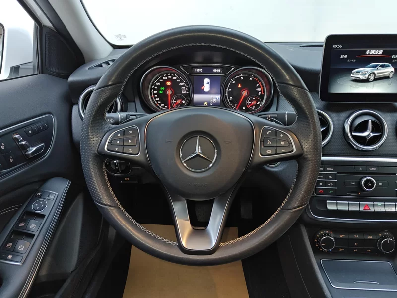 Mercedes-Benz GLA Class 2018 car image #15