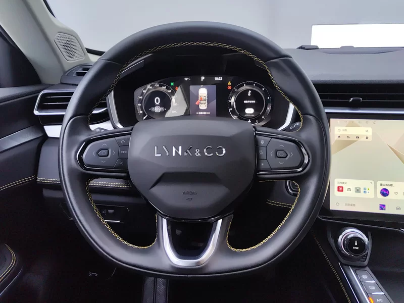 Lynk & Co 01 2023 #15 Lynk & Co 01 2023 car image #15
