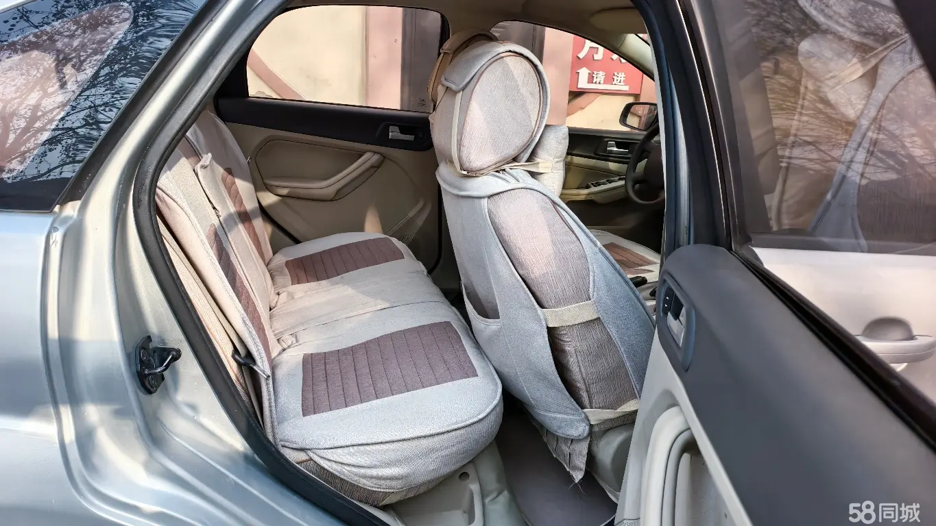 Ford Focus 2010 car image #15