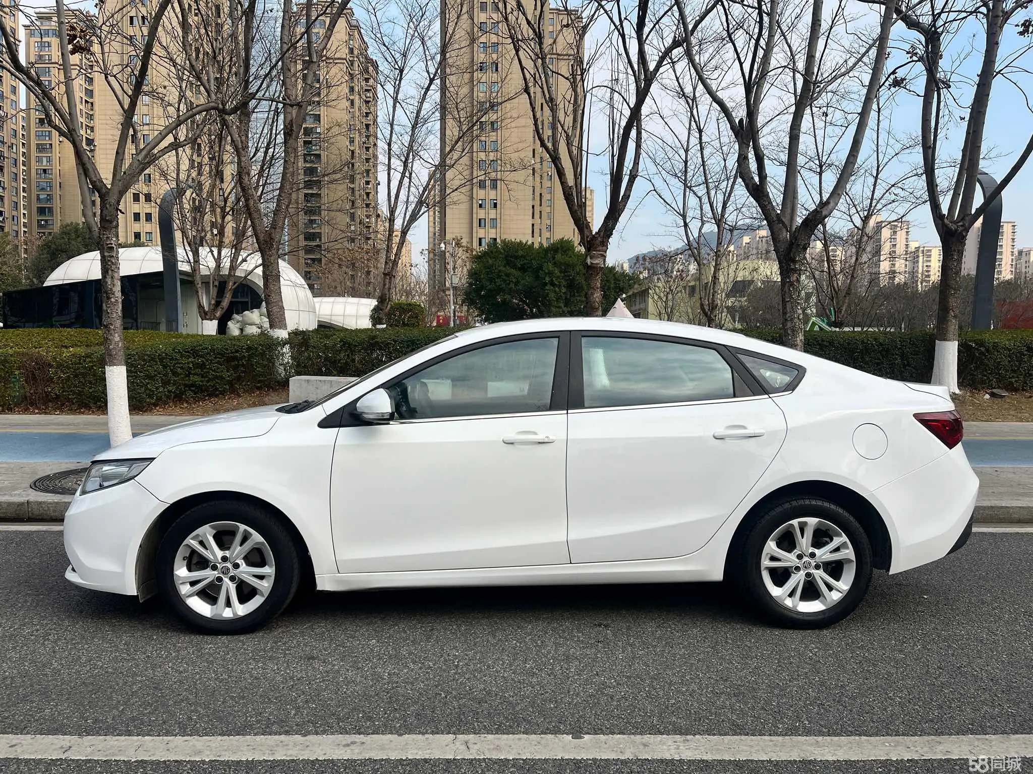 MG GT 2017 car image #15