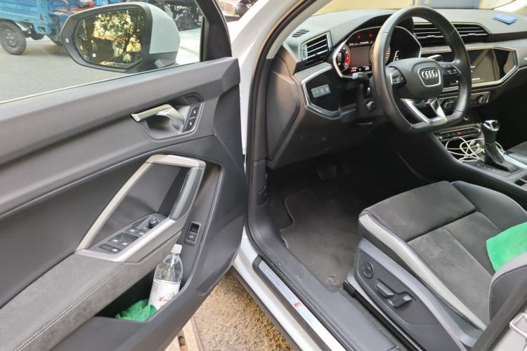 Audi Q3 2022 car image #13