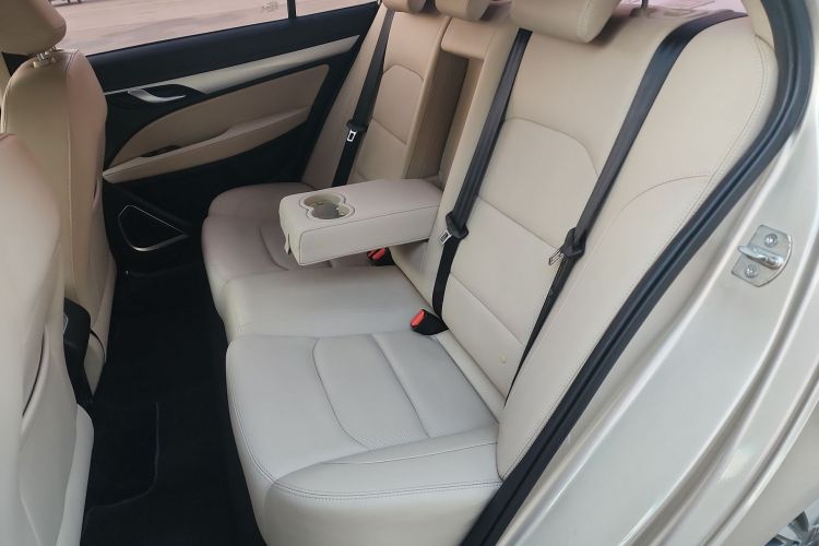 GEELY Emgrand 2019 car image #11