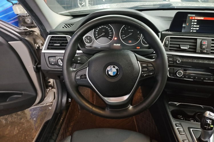 BMW 3 Series 2018 immagine di auto #11