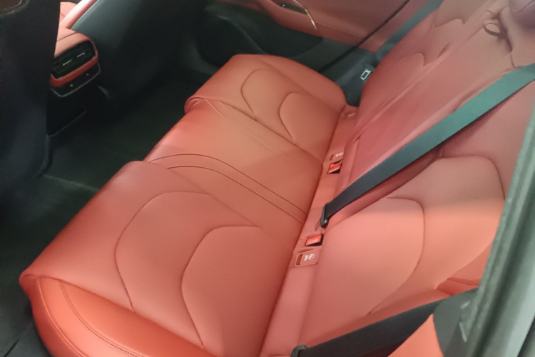 MI SU7 2024 immagine di auto #17