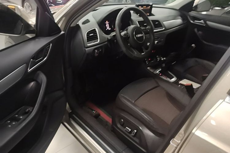 Audi Q3 2018 car image #16