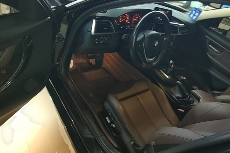 BMW 3 Series 2018 car image #12
