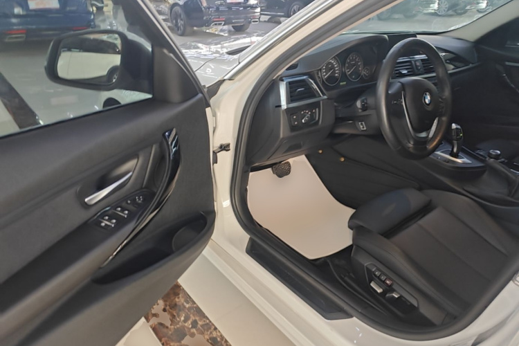 BMW 3 Series 2018 car image #16
