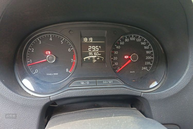 Volkswagen Polo 2015 car image #13