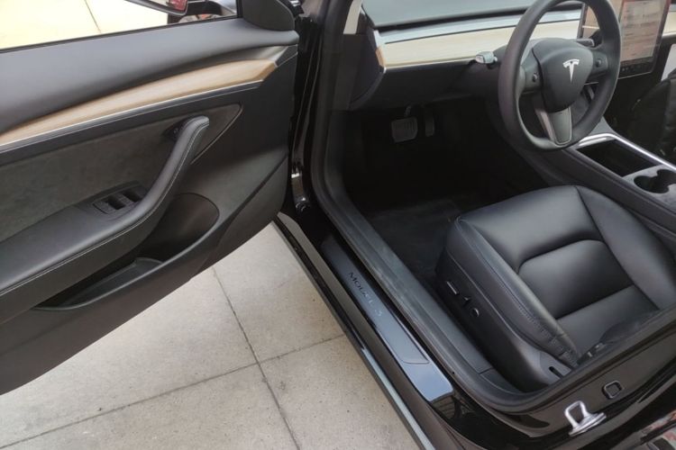 Tesla Model 3 2023 car image #16