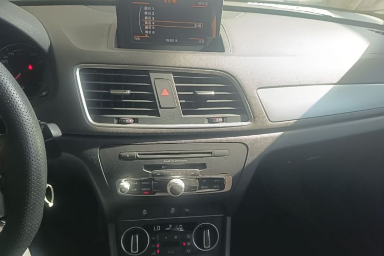 Audi Q3 2016 car image #17