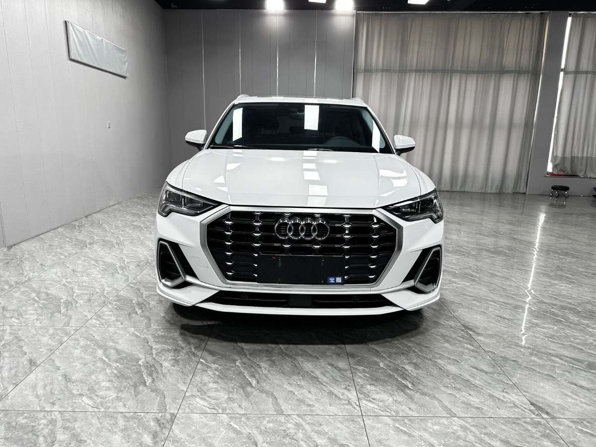 Audi Q3 2022 car image #2