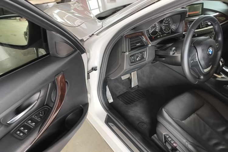 BMW 3 Series 2015 car image #12