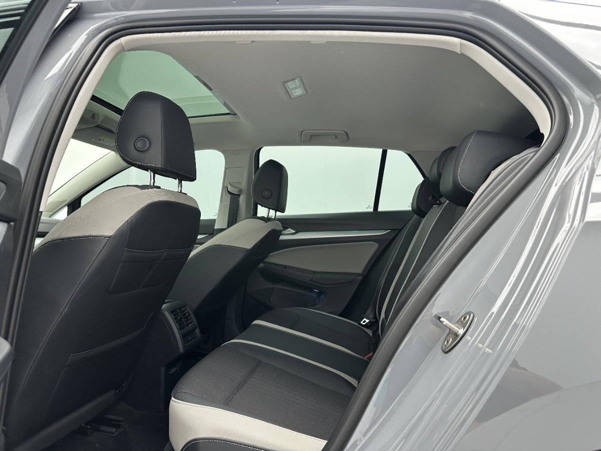 Volkswagen Golf 2024 car image #6
