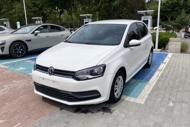 Volkswagen Polo 2016 car image #2