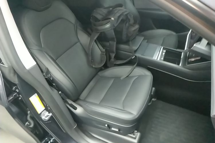 Tesla Model Y 2025 immagine di auto #24