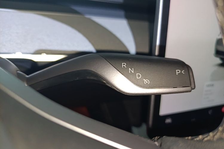 Tesla Model Y 2024 immagine di auto #14