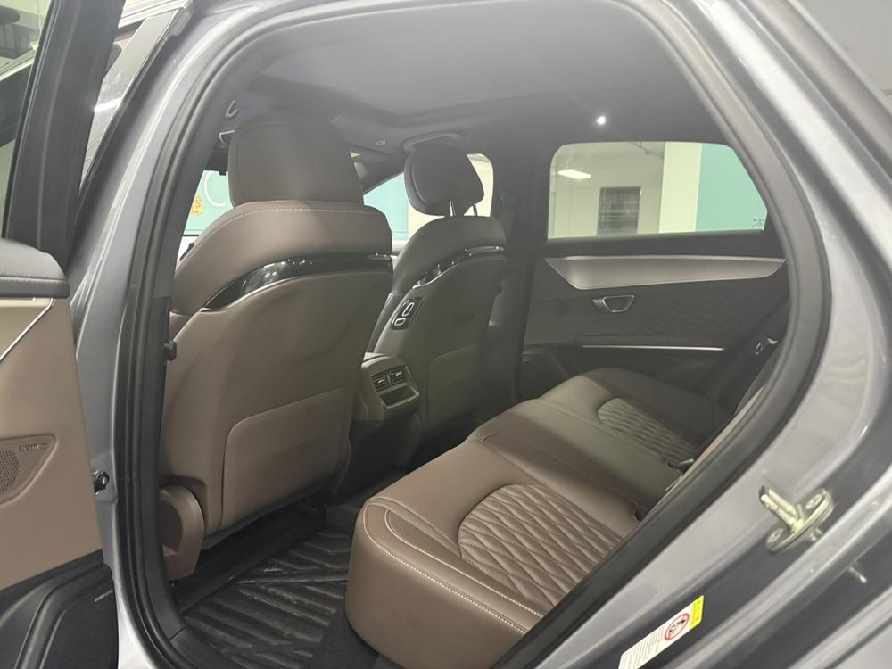 BYD Han 2023 car image #17
