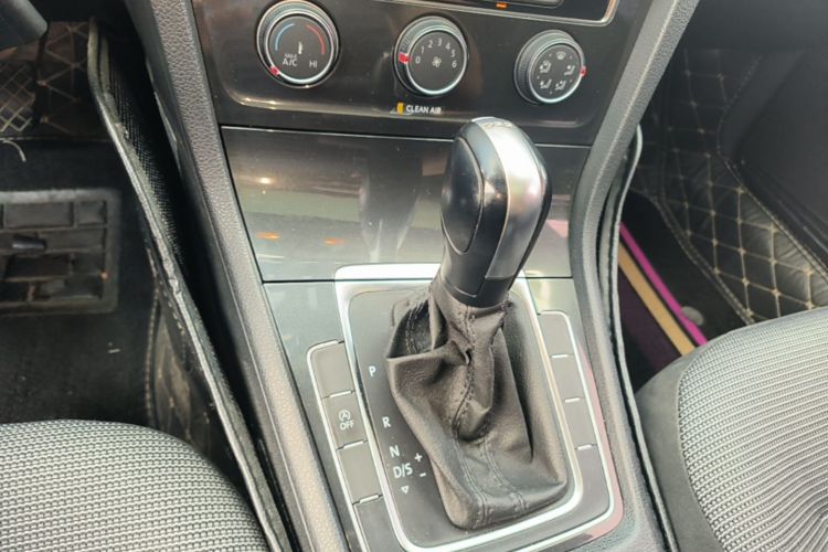 Volkswagen Golf 2018 car image #14