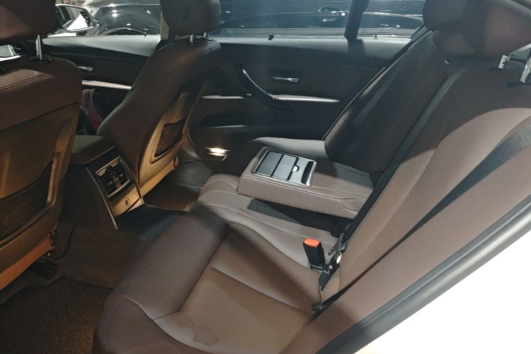 BMW 3 Series 2018 car image #17