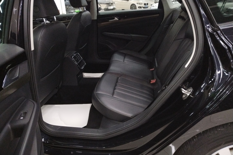 Volkswagen Passat 2024 car image #17