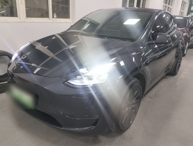 Tesla Model Y 2024 immagine di auto 