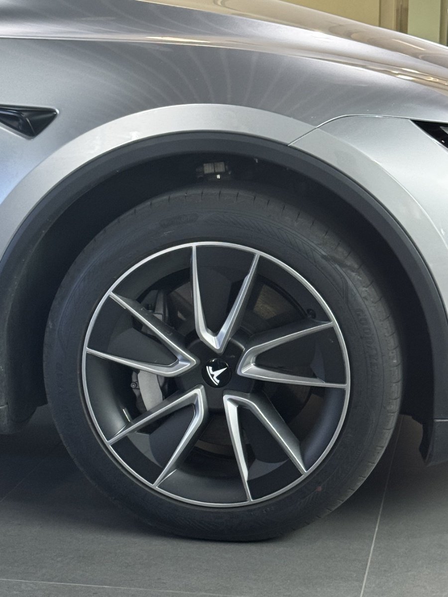 Tesla Model Y 2025 #4 Tesla Model Y 2025 car image #4