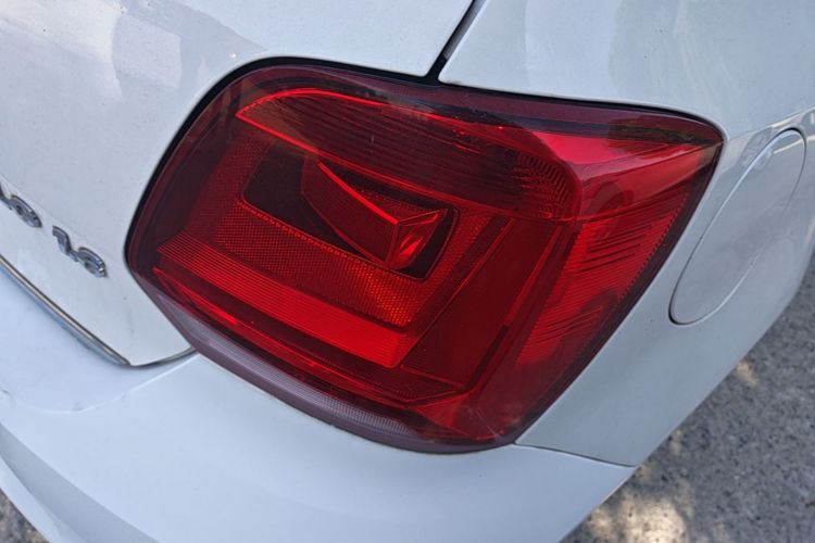 Volkswagen Polo 2015 car image #8