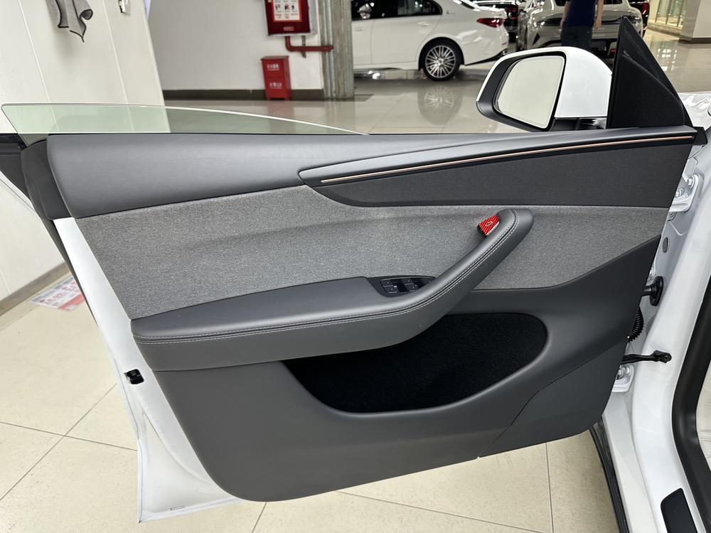 Tesla Model Y 2025 #9 Tesla Model Y 2025 car image #9