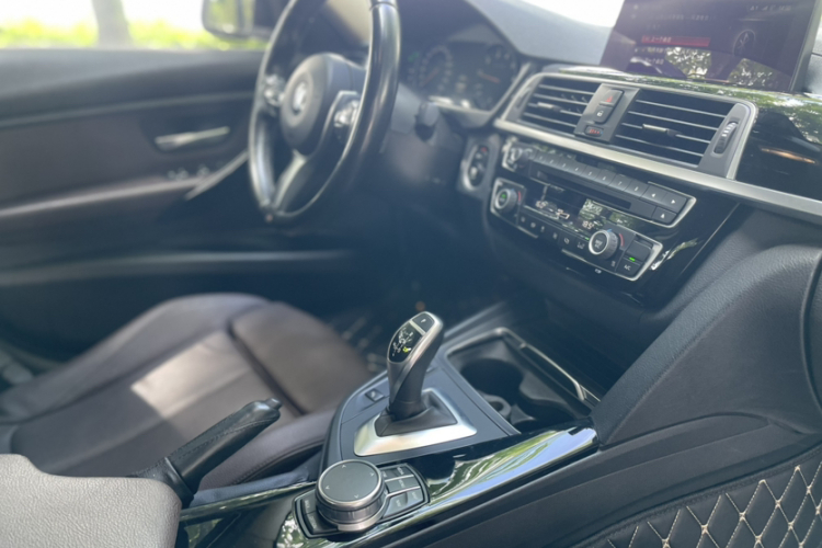 BMW 3 Series 2018 car image #14