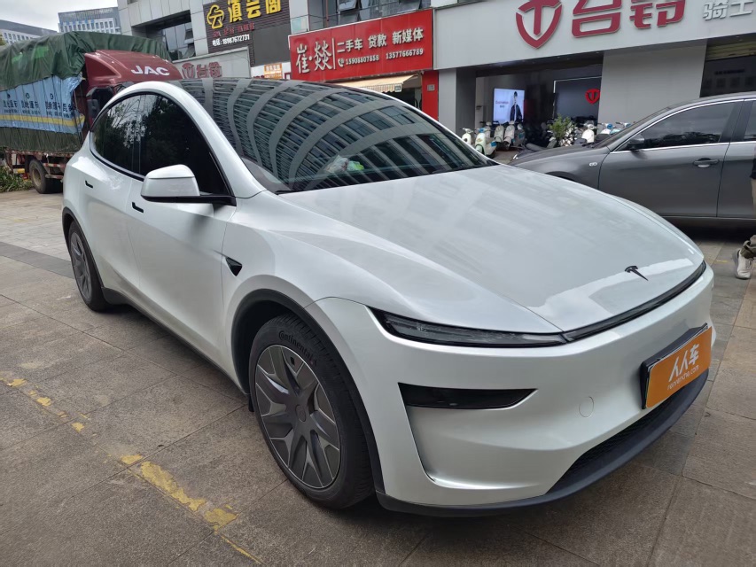 Tesla Model Y L 2025 car image #3