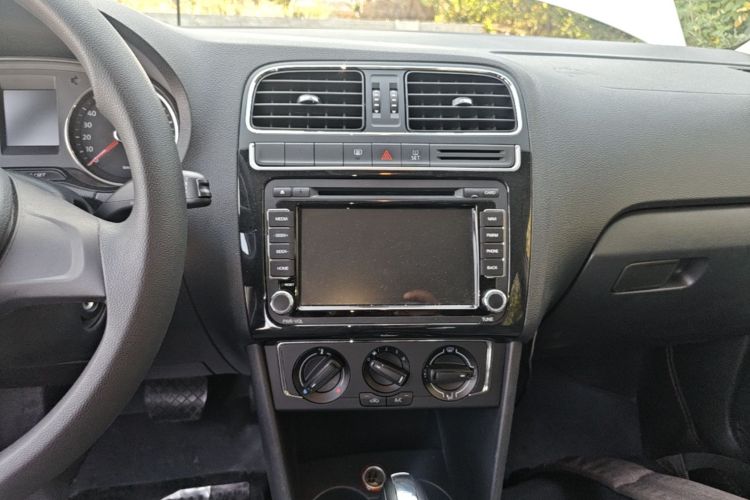 Volkswagen Polo 2015 #13 Volkswagen Polo 2015 car image #13