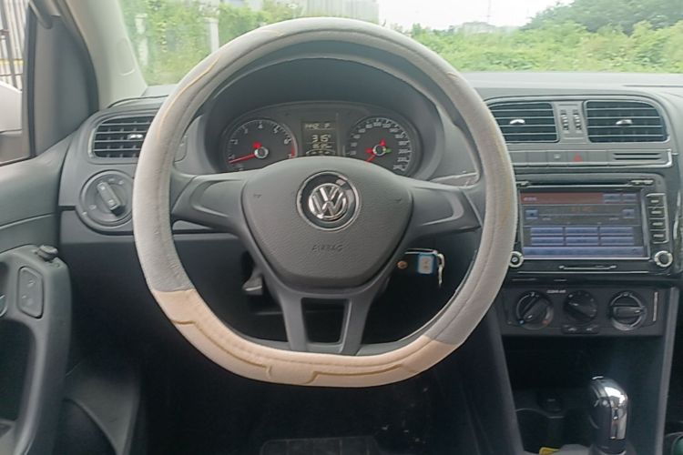 Volkswagen Polo 2016 car image #11