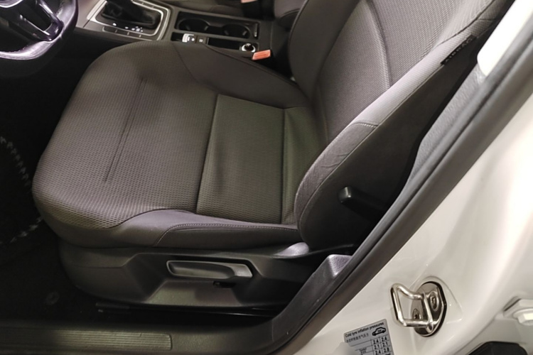 Volkswagen Golf 2017 car image #15