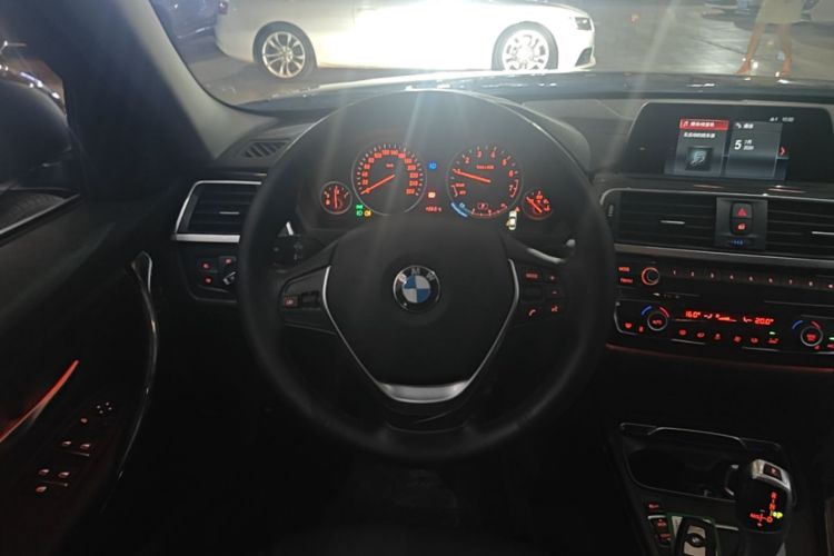 BMW 3 Series 2018 car image #11