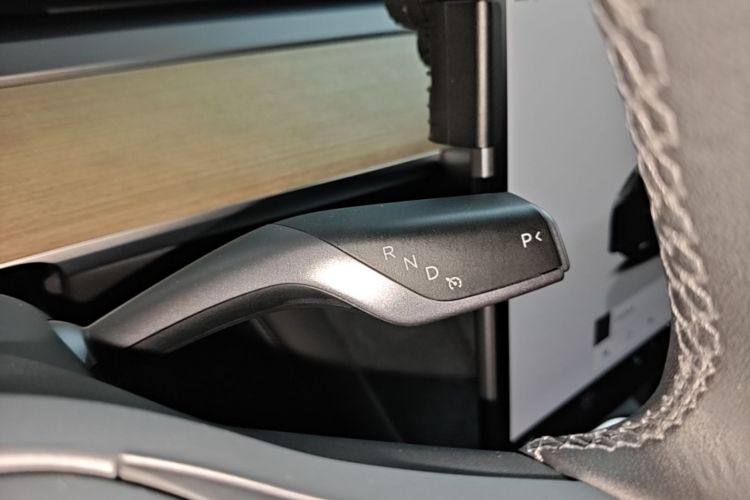 Tesla Model Y 2023 car image #18