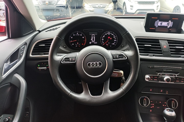 Audi Q3 2018 car image #11