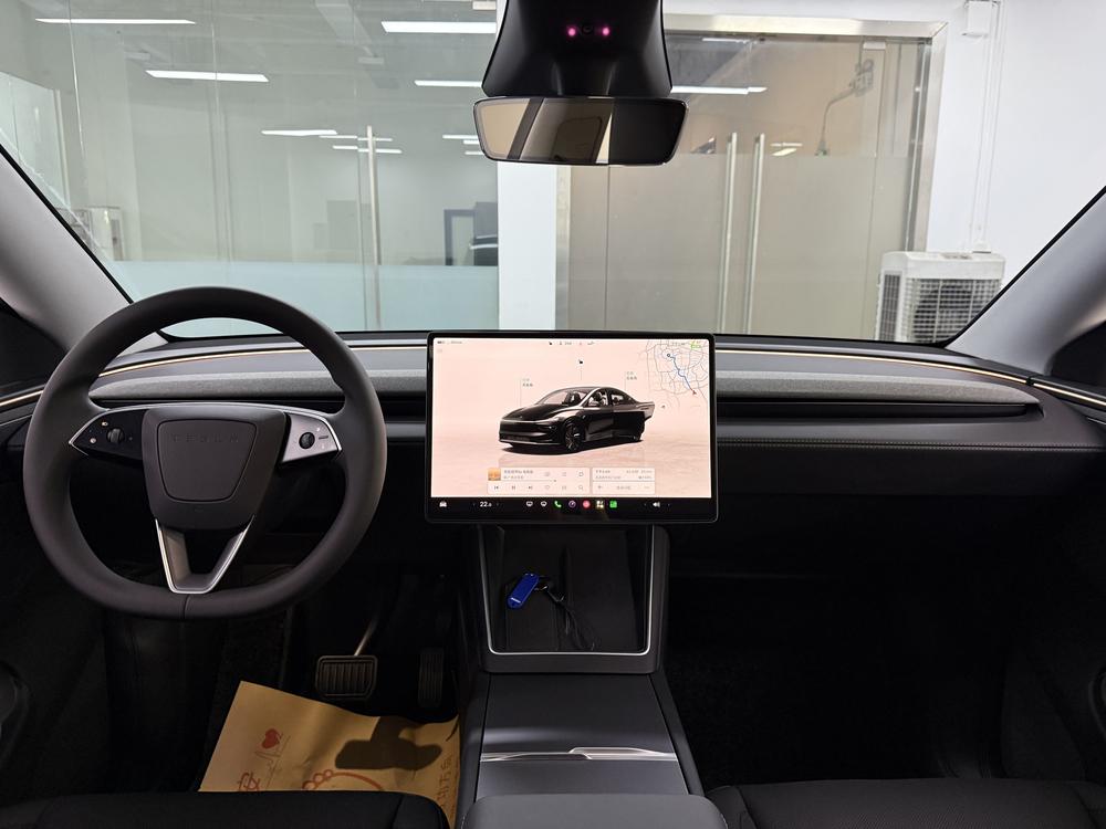 Tesla Model Y 2025 immagine di auto #11