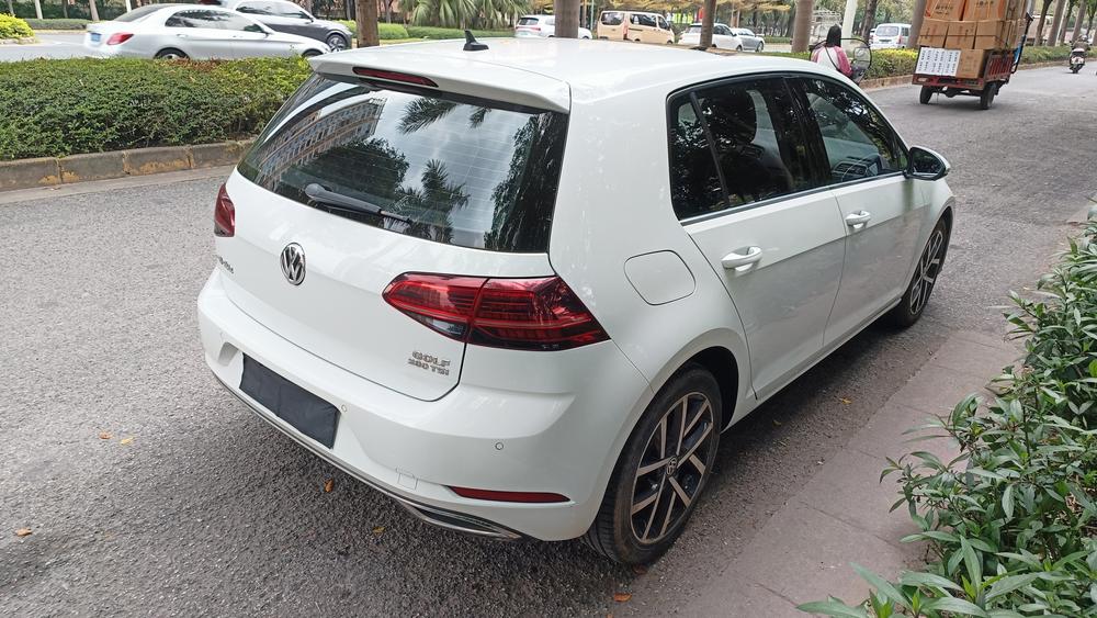 Volkswagen Golf 2018 car image #5