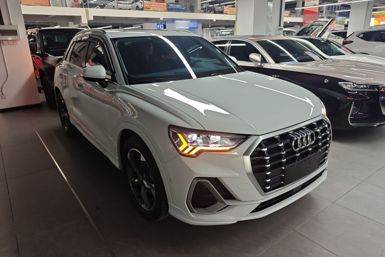 Audi Q3 2023 car image #4