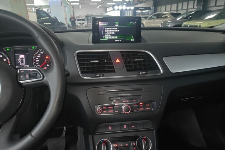 Audi Q3 2018 car image #13