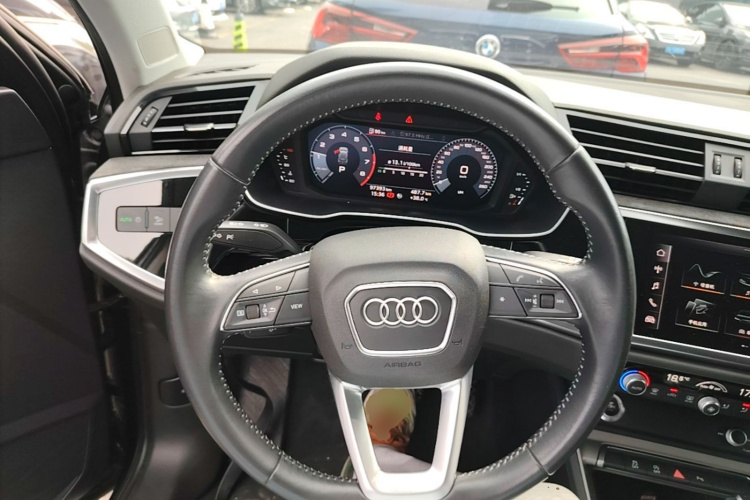 Audi Q3 2020 car image #15