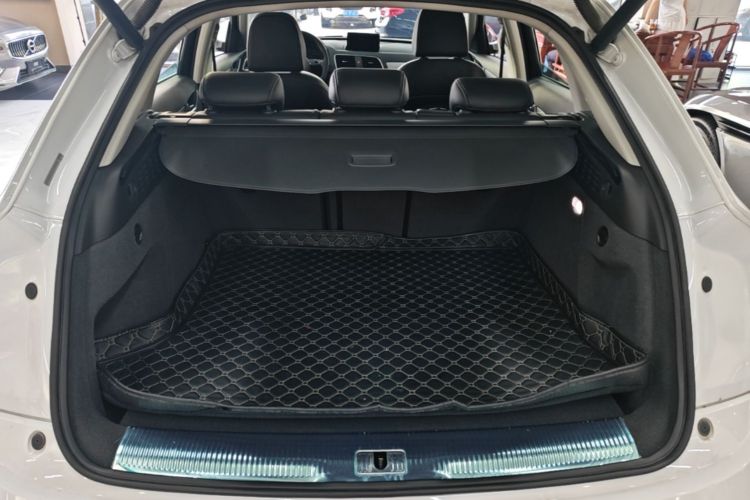 Audi Q3 2018 car image #19