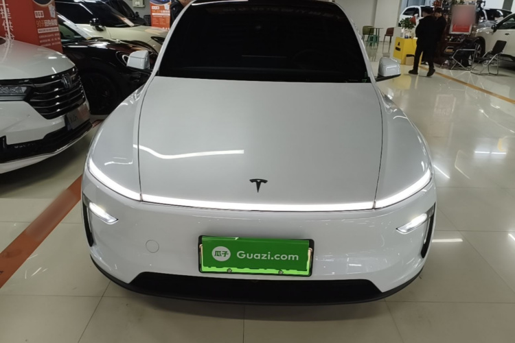 Tesla Model Y 2026 immagine di auto #3